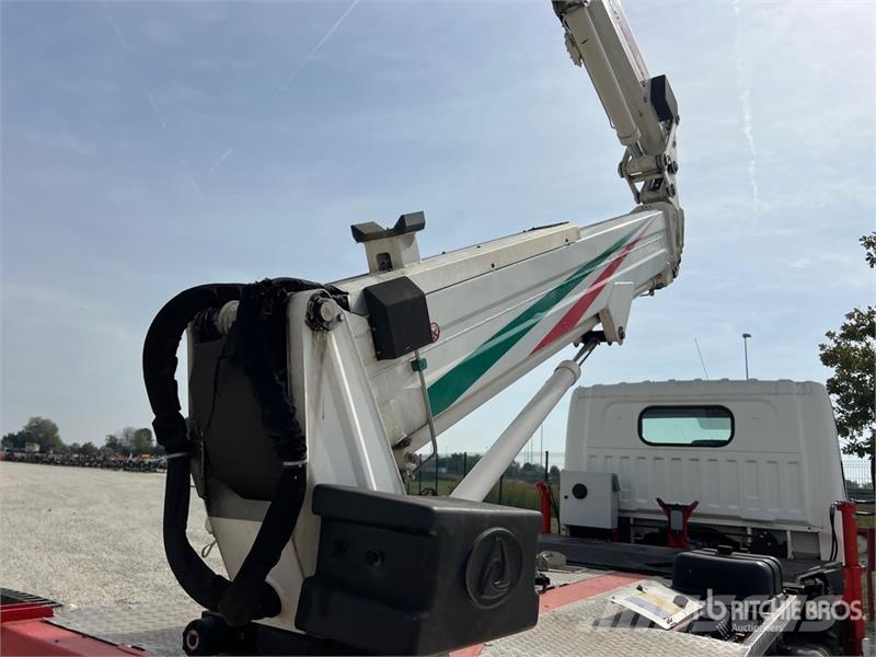 Nissan DT 25 on Nissan Cabstar 35.12 Bucket Truck Lastbilmonterede lifte