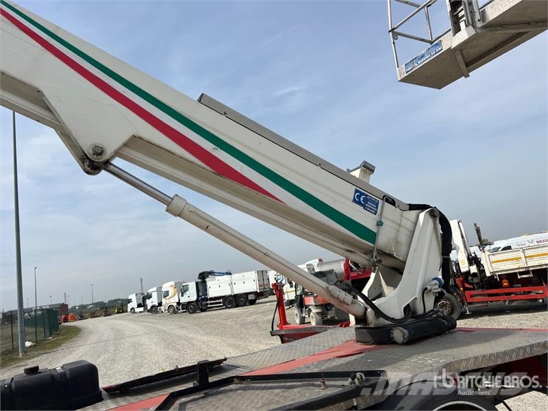 Nissan DT 25 on Nissan Cabstar 35.12 Bucket Truck Lastbilmonterede lifte