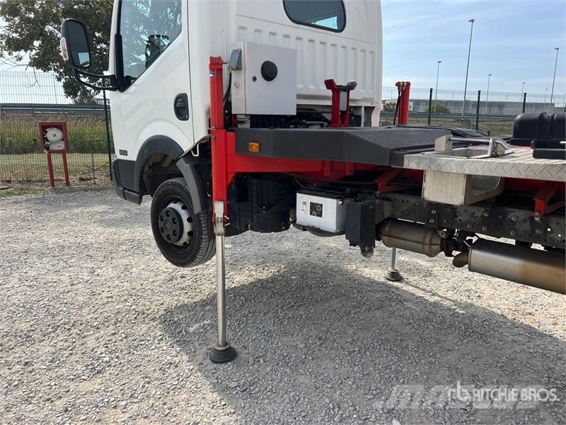 Nissan DT 25 on Nissan Cabstar 35.12 Bucket Truck Lastbilmonterede lifte