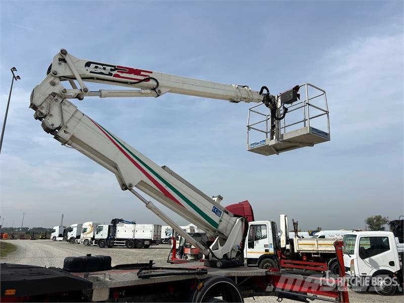 Nissan DT 25 on Nissan Cabstar 35.12 Bucket Truck Lastbilmonterede lifte