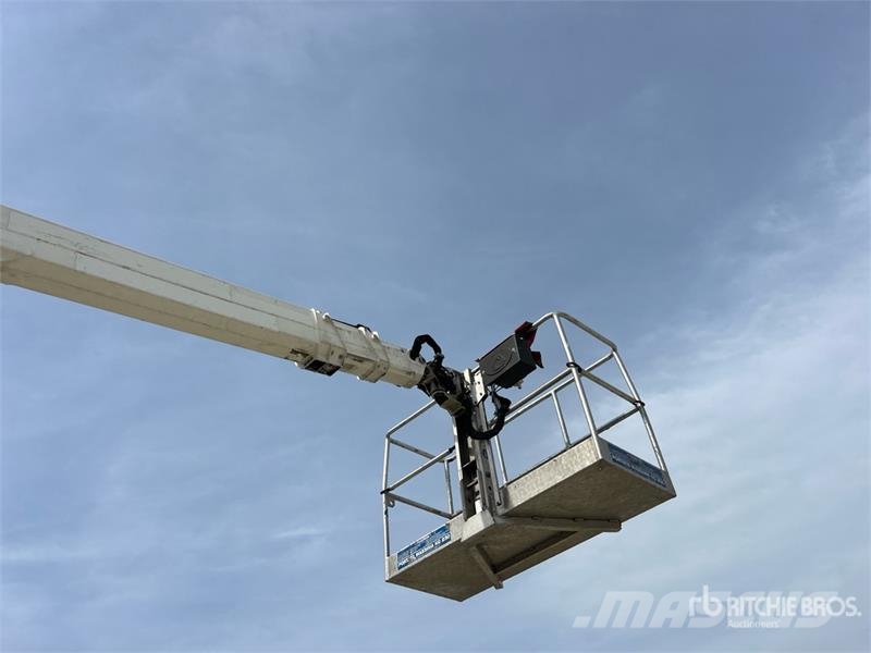 Nissan DT 25 on Nissan Cabstar 35.12 Bucket Truck Lastbilmonterede lifte