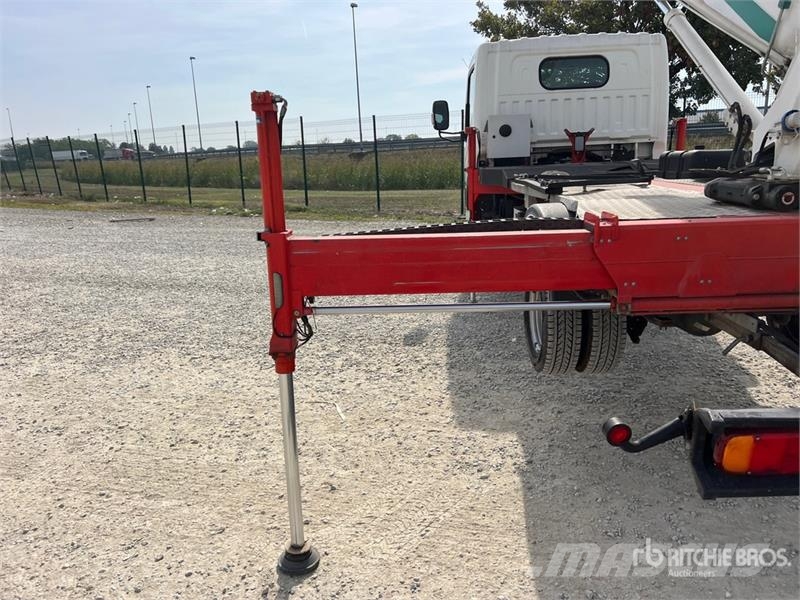 Nissan DT 25 on Nissan Cabstar 35.12 Bucket Truck Lastbilmonterede lifte