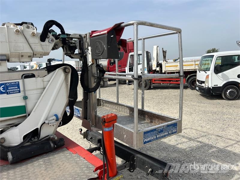Nissan DT 25 on Nissan Cabstar 35.12 Bucket Truck Lastbilmonterede lifte