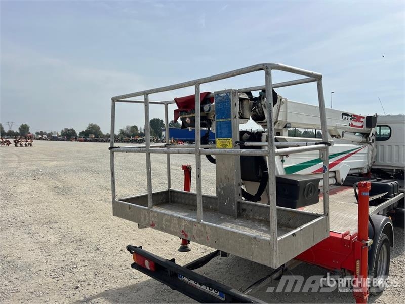 Nissan DT 25 on Nissan Cabstar 35.12 Bucket Truck Lastbilmonterede lifte
