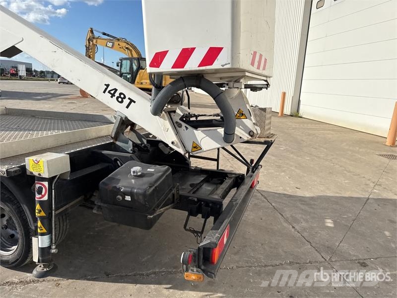 Nissan GSR E148T 13.7 m on  Nissan Cabstar 35.12 4x2 Cami Avtokošare