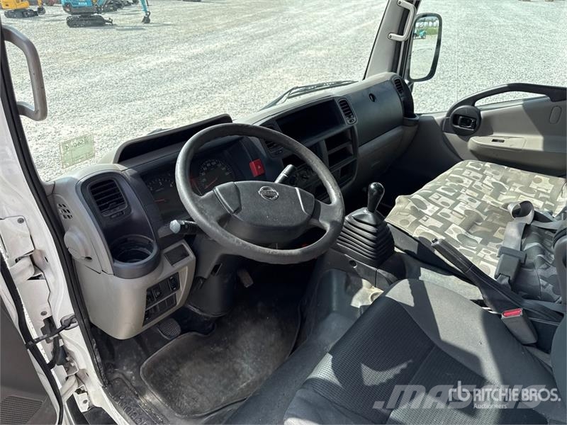 Nissan Isoli PNT 230 20.5 m on Nissan NT400 Bucket Truck Avtokošare