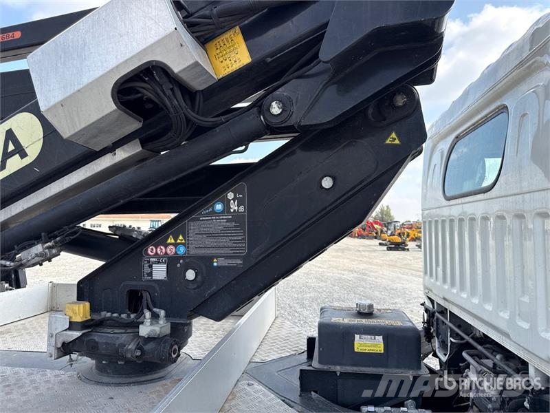 Nissan Isoli PNT 230 20.5 m on Nissan NT400 Bucket Truck Avtokošare