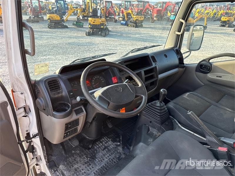 Nissan Isoli PNT230 20.5 m on Nissan Cabstar 35.13 Bucke 트럭 탑재 고소작업대