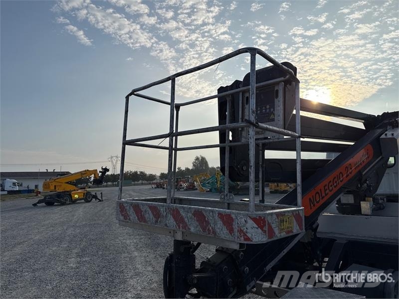 Nissan Isoli PNT230 20.5 m on Nissan Cabstar 35.13 Bucke 트럭 탑재 고소작업대