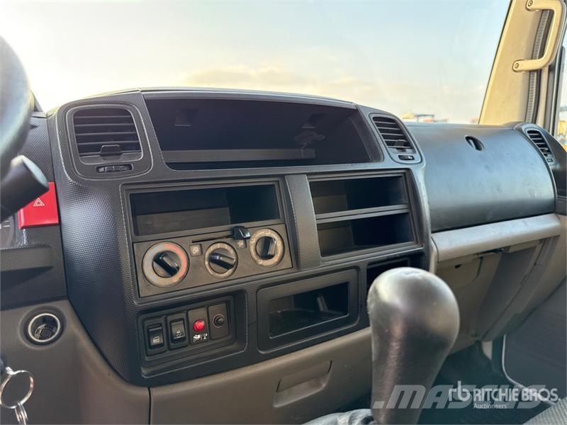 Nissan Isoli PNT230 20.5 m on Nissan Cabstar 35.13 Bucke 트럭 탑재 고소작업대