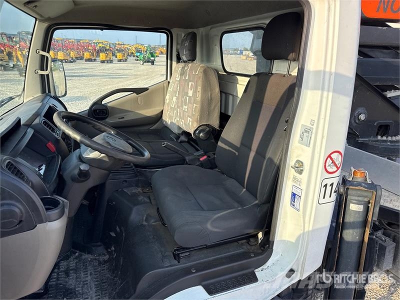 Nissan Isoli PNT230 20.5 m on Nissan Cabstar 35.13 Bucke 트럭 탑재 고소작업대
