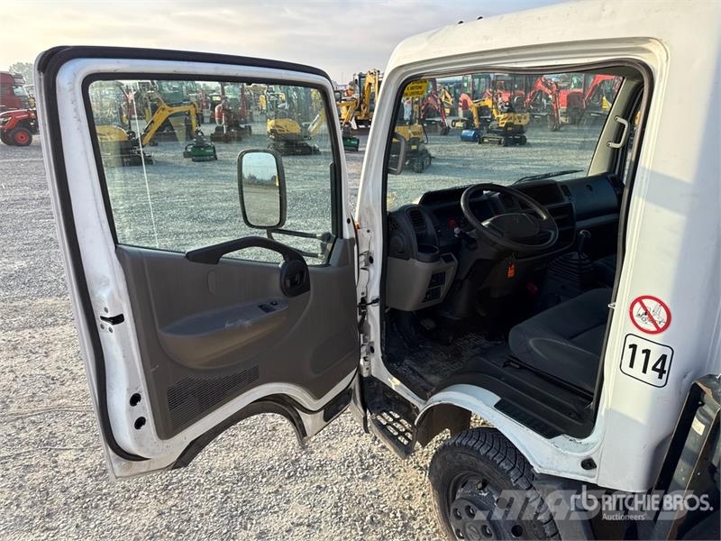 Nissan Isoli PNT230 20.5 m on Nissan Cabstar 35.13 Bucke 트럭 탑재 고소작업대