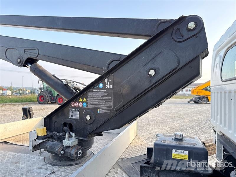 Nissan Isoli PNT230 20.5 m on Nissan Cabstar 35.13 Bucke 트럭 탑재 고소작업대