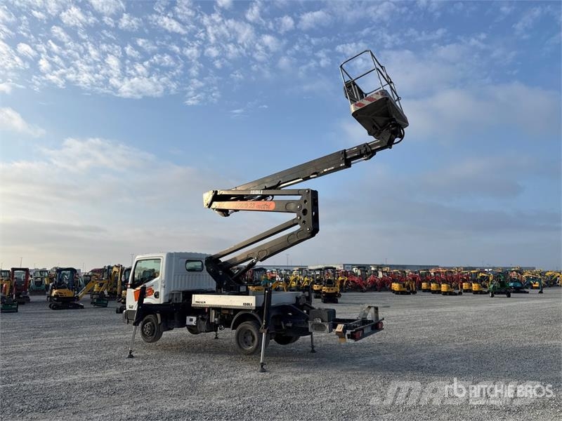 Nissan Isoli PNT230 20.5 m on Nissan Cabstar 35.13 Bucke 트럭 탑재 고소작업대