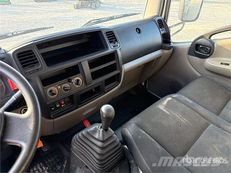 Nissan Isoli PNT230 20.5 m on Nissan Cabstar 35.13 Bucke 트럭 탑재 고소작업대
