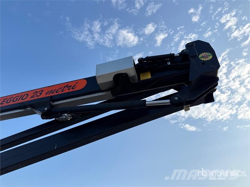 Nissan Isoli PNT230 20.5 m on Nissan Cabstar 35.13 Bucke 트럭 탑재 고소작업대