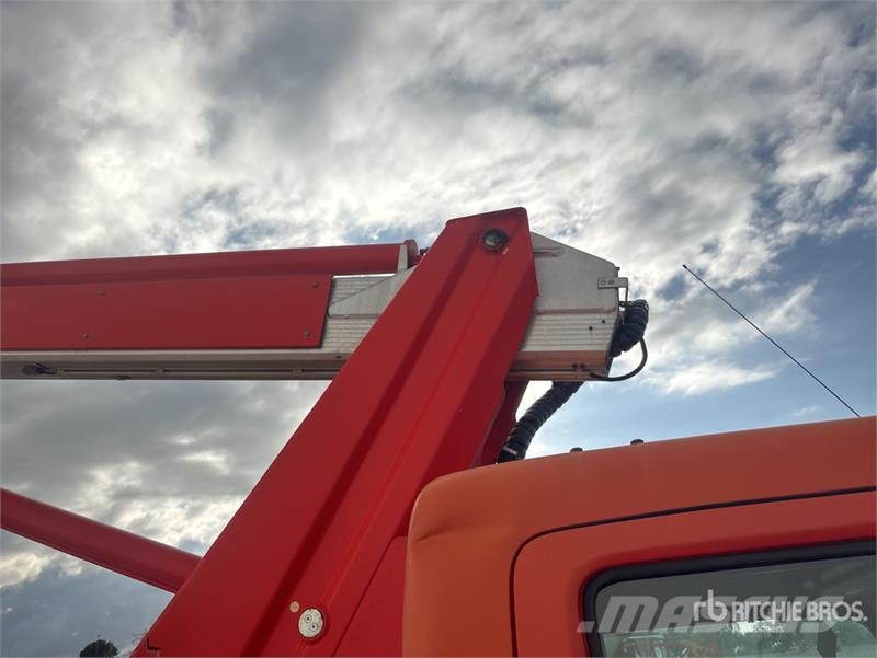 Nissan MJ201 20.1 m on Nissan NT400 4x2 Bucket Truck Auto korpe