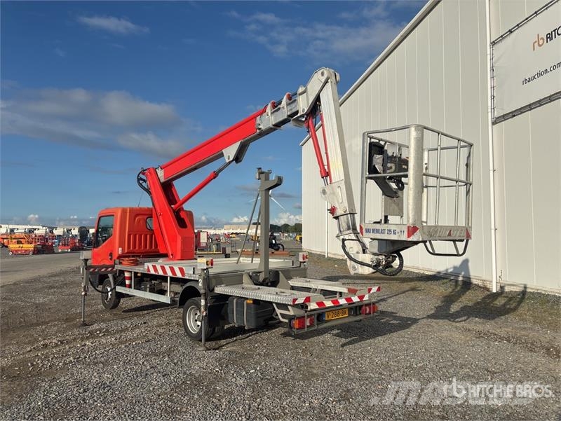 Nissan MJ201 20.1 m on Nissan NT400 4x2 Bucket Truck Auto korpe