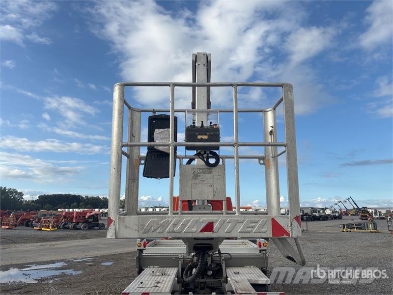 Nissan MJ201 20.1 m on Nissan NT400 4x2 Bucket Truck Auto korpe