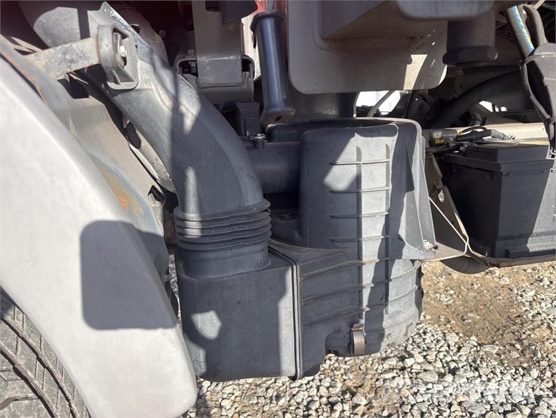 Nissan MJ201 20.1 m on Nissan NT400 4x2 Bucket Truck Auto korpe