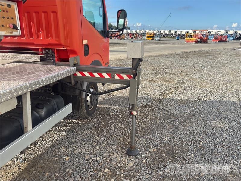 Nissan MJ201 20.1 m on Nissan NT400 4x2 Bucket Truck Auto korpe