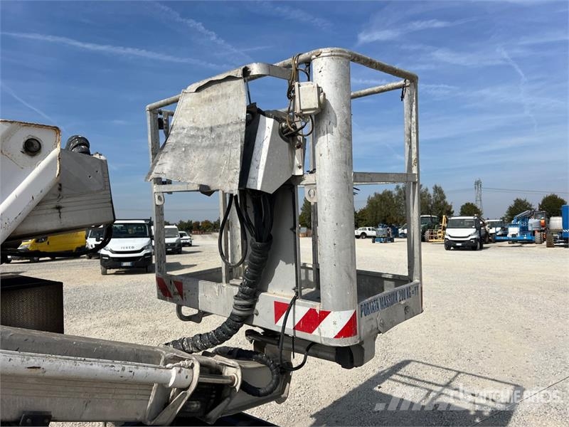 Nissan Multitel HX195 19 m on Nissan Cabstar 35.13 Bucket LKW-Arbeitsbühnen