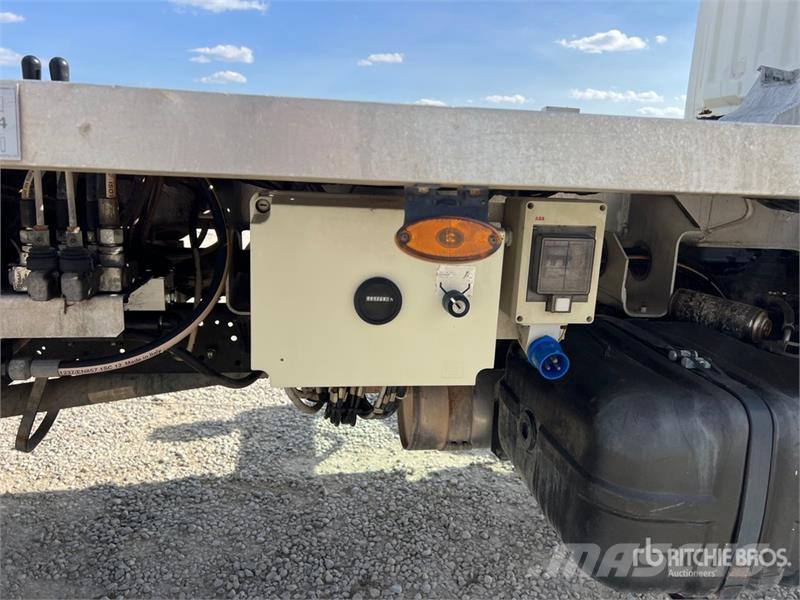 Nissan Multitel HX200 20 m on Nissan Cabstar 35.13 Bucket Teherautóra szerelt emelők és állványok