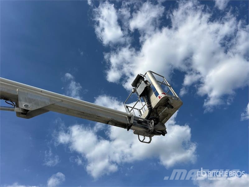 Nissan Multitel HX200 20 m on Nissan Cabstar 35.13 Bucket Teherautóra szerelt emelők és állványok