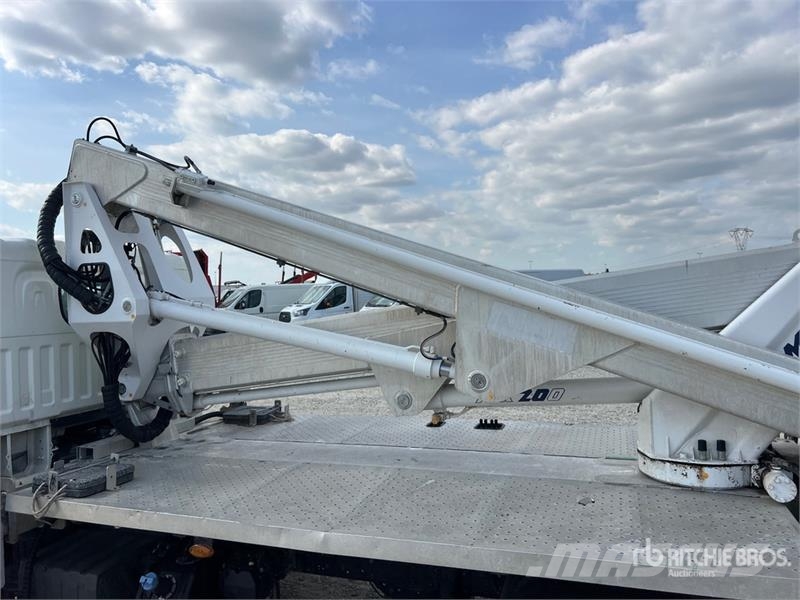 Nissan Multitel HX200 20 m on Nissan Cabstar 35.13 Bucket Teherautóra szerelt emelők és állványok