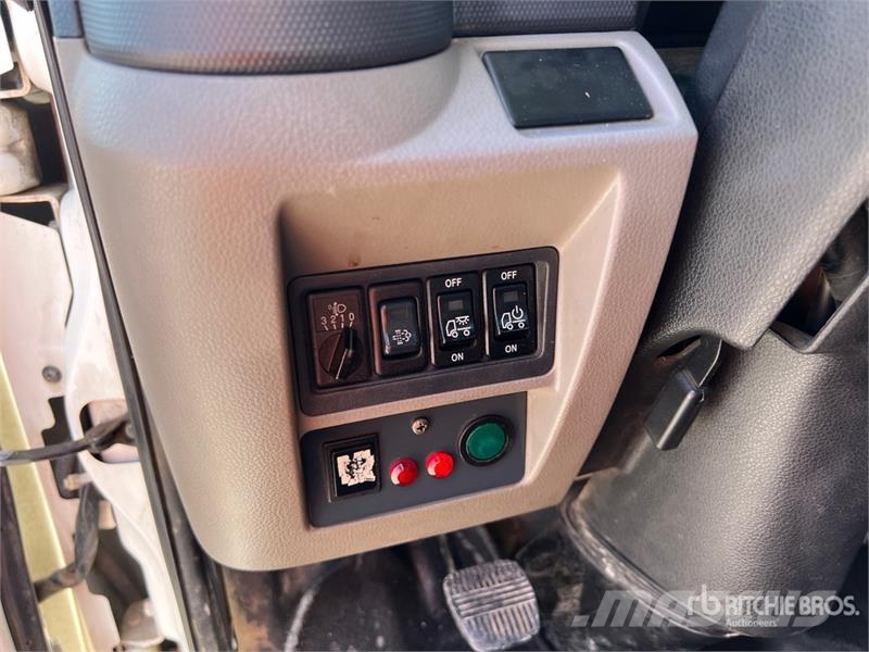 Nissan Multitel HX200 20 m on Nissan Cabstar 35.13 Bucket Teherautóra szerelt emelők és állványok