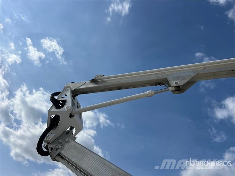 Nissan Multitel HX200 20 m on Nissan Cabstar 35.13 Bucket Teherautóra szerelt emelők és állványok