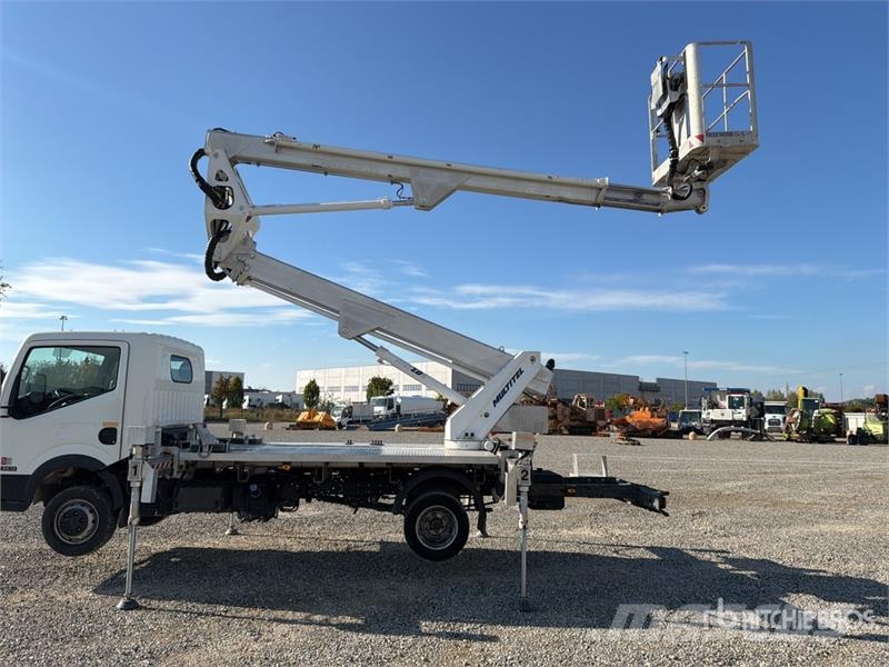 Nissan Multitel HX200 20 m on Nissan NT400 Bucket Truck Lastbilmonterede lifte