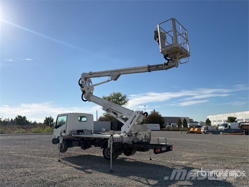 Nissan Multitel HX200 20 m on Nissan NT400 Bucket Truck Lastbilmonterede lifte