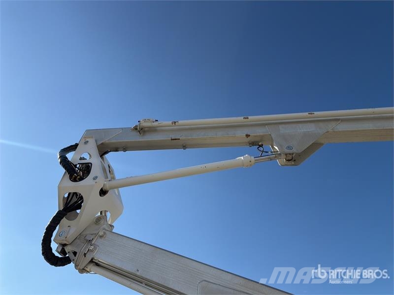 Nissan Multitel HX200 20 m on Nissan NT400 Bucket Truck Lastbilmonterede lifte