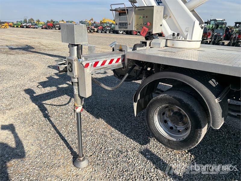 Nissan Multitel HX200 20 m on Nissan NT400 Bucket Truck Lastbilmonterede lifte