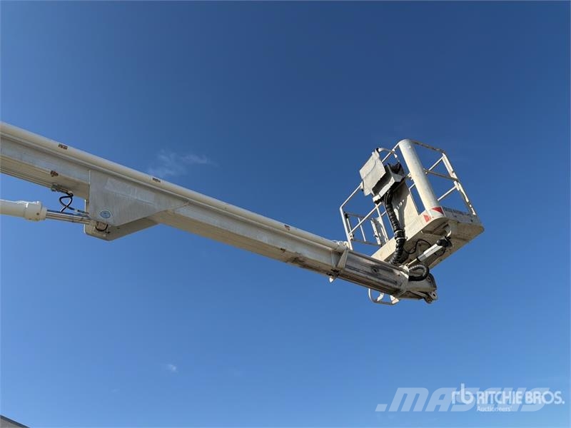 Nissan Multitel HX200 20 m on Nissan NT400 Bucket Truck Lastbilmonterede lifte