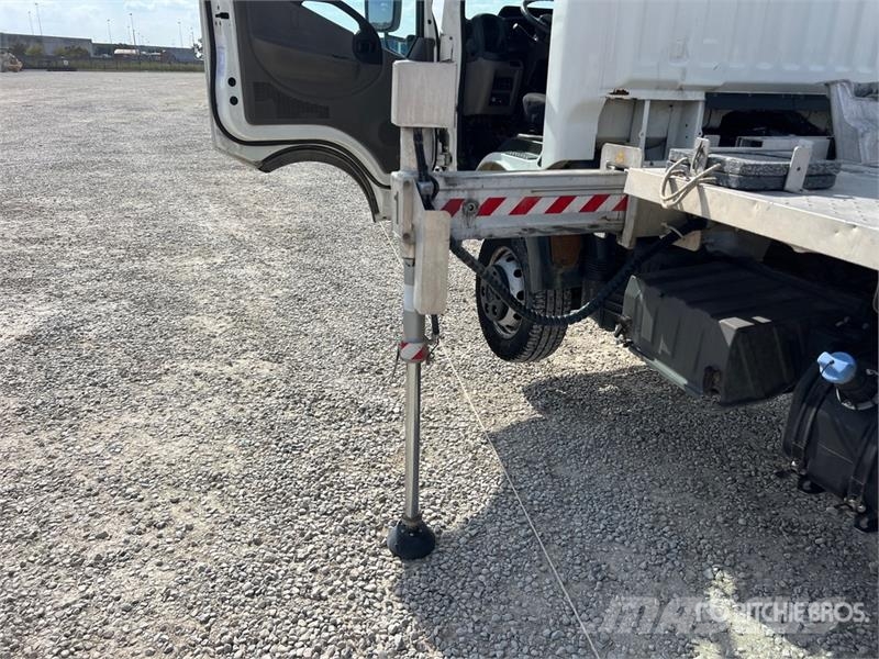 Nissan Multitel HX200 20 m on Nissan Cabstar 35.13 Bucket Teherautóra szerelt emelők és állványok