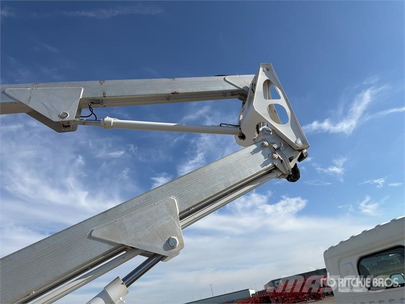 Nissan Multitel HX200 20 m on Nissan NT400 Bucket Truck Lastbilmonterede lifte
