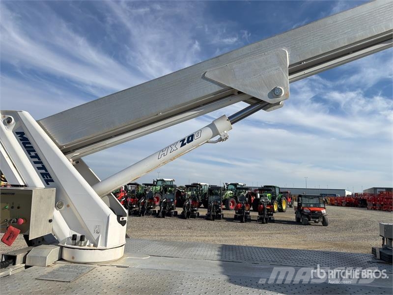Nissan Multitel HX200 20 m on Nissan NT400 Bucket Truck Lastbilmonterede lifte