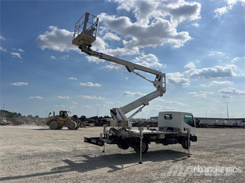 Nissan Multitel HX200 20 m on Nissan Cabstar 35.13 Bucket Teherautóra szerelt emelők és állványok