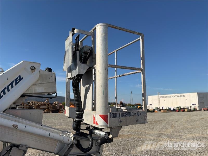 Nissan Multitel HX200 20 m on Nissan NT400 Bucket Truck Lastbilmonterede lifte