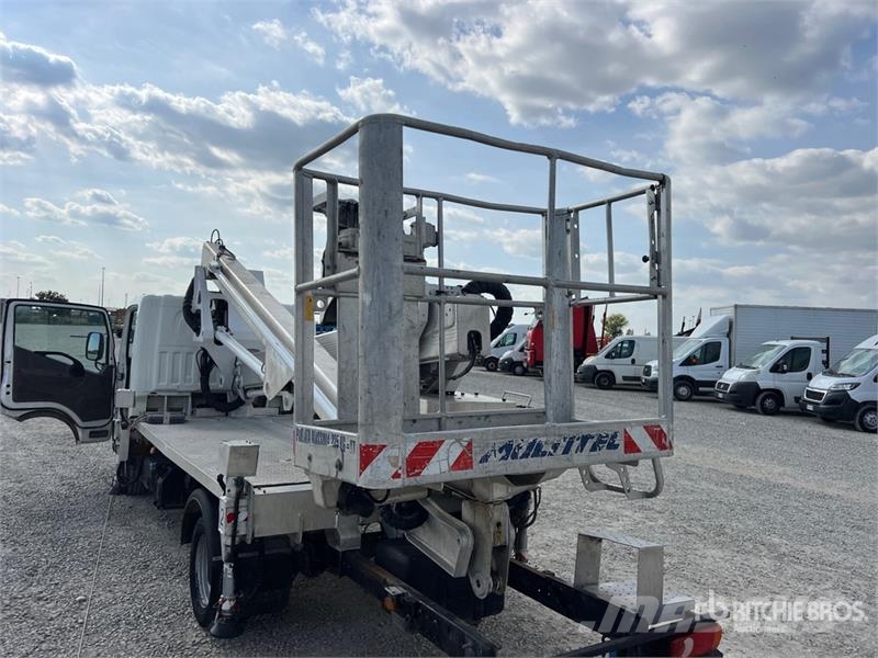 Nissan Multitel HX200 20 m on Nissan Cabstar 35.13 Bucket Teherautóra szerelt emelők és állványok