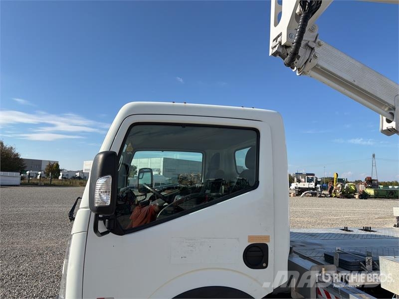 Nissan Multitel HX200 20 m on Nissan NT400 Bucket Truck Lastbilmonterede lifte