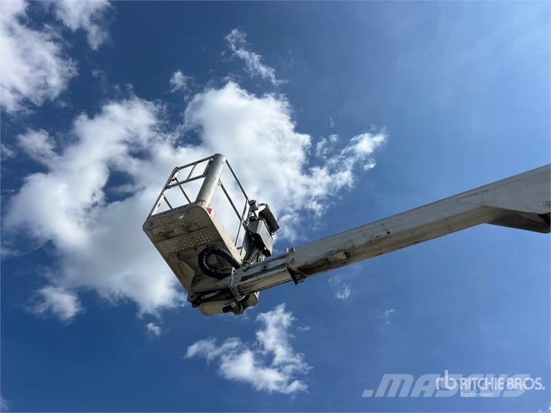 Nissan Multitel HX200 20 m on Nissan Cabstar 35.13 Bucket Teherautóra szerelt emelők és állványok