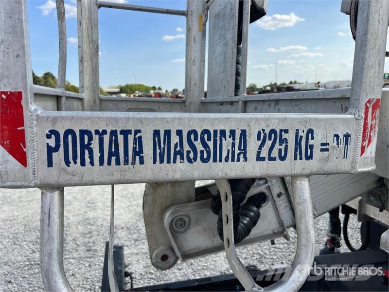 Nissan Multitel HX200 20 m on Nissan Cabstar 35.13 Bucket Teherautóra szerelt emelők és állványok