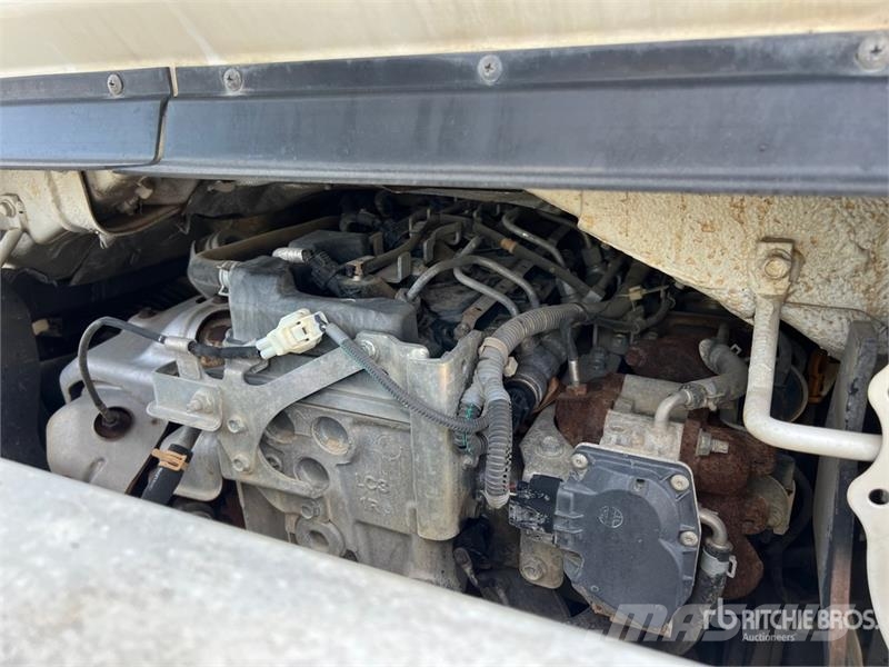 Nissan Multitel HX200 20 m on Nissan Cabstar 35.13 Bucket Teherautóra szerelt emelők és állványok