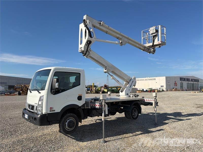 Nissan Multitel HX200 20 m on Nissan NT400 Bucket Truck Lastbilmonterede lifte