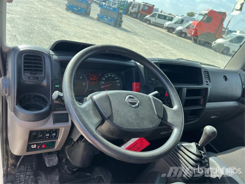 Nissan Multitel HX200 20 m on Nissan Cabstar 35.13 Bucket Teherautóra szerelt emelők és állványok