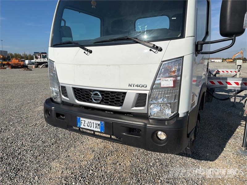 Nissan Multitel HX200 20 m on Nissan NT400 Bucket Truck Lastbilmonterede lifte