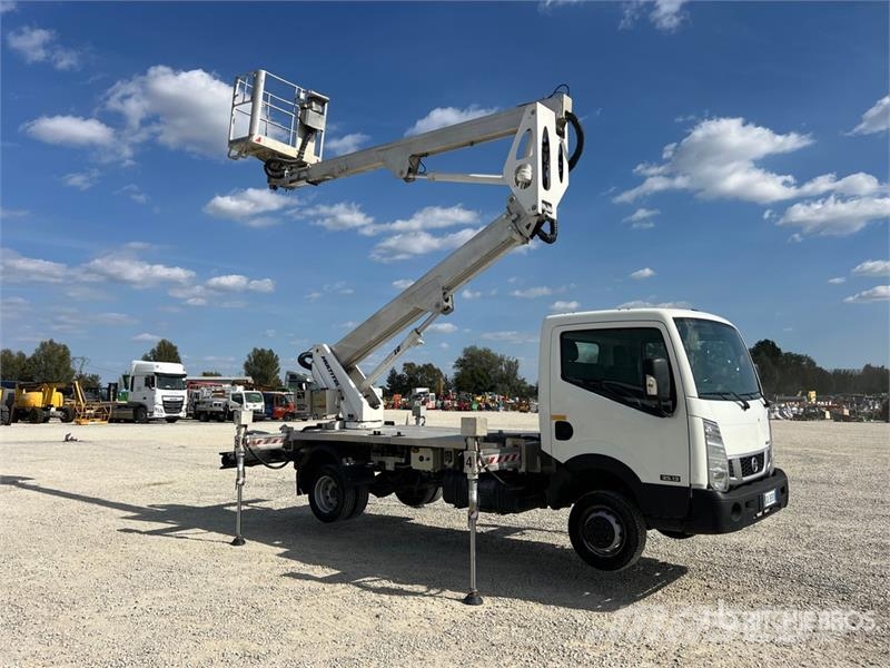 Nissan Multitel HX200 20 m on Nissan Cabstar 35.13 Bucket Teherautóra szerelt emelők és állványok